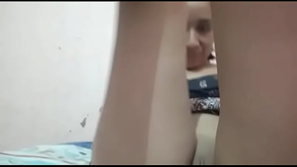 Peruana adicta se abre las nalgas frente a la camara