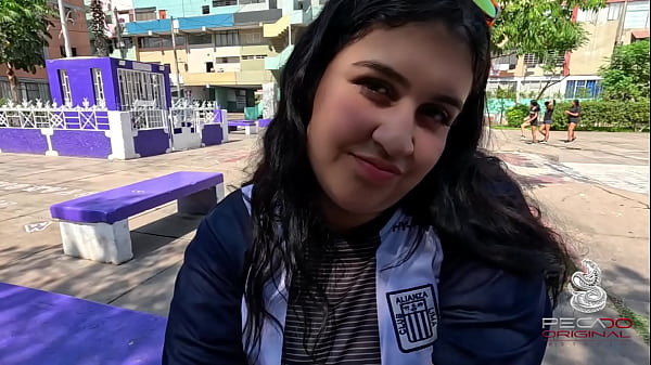 Una muchacha se sienta sobre una bancada en el Parque Follando a hincha de club peruano cerca al Matute (así celebra los goles)