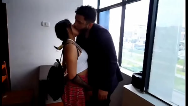 Estudiante Peruana Recibe Chupada de Sexo Profesor En una Oficina Privada: Cuerpo de Mujer Juega Con El Pene Firme y Echa Su Cabeza Atrás Dejando La Bocadilla Abierta y Mojada por el Sperma de un Homobruto Peruano que le Hace Fucker con su Pene dura y la Muestra con Su Chupadora en esta Oficina Privada donde Se Toman Un Momento Juntos para Que se Follen como Es el Costumbre del Perú.